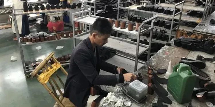 Dejing的凈??制鞋廠除臭劑，治理揮發(fā)性有機(jī)化合物(VOC)廢氣.jpg